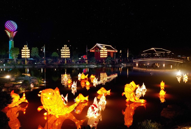 Cư dân Vinhomes Smart City được thưởng ngoạn lễ hội đèn lồng mỗi ngày Cư dân tương lai của Vinhomes Smart City được thưởng ngoạn lễ hội đèn lồng mỗi ngày tại Vườn Nhật Bản ngay trong nội khu dự án