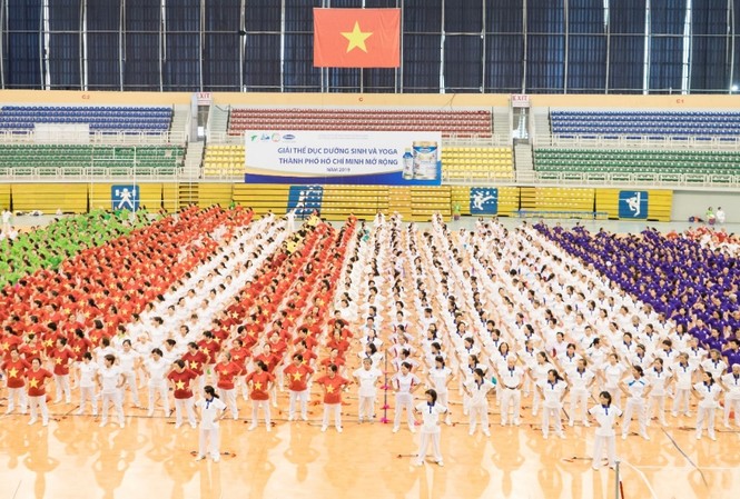 ‘Sống vui, sống khỏe, sống thọ’ cùng Vinamilk Người cao tuổi hào hứng tham gia hoạt động đồng diễn dưỡng sinh tại giải đấu