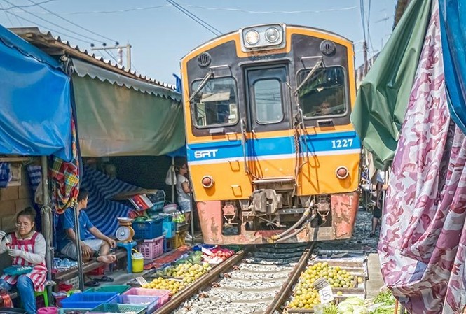 Hà Nội dẹp cà phê đường tàu, còn 1 nơi duy nhất để du khách trải nghiệm Những sạp hàng cách vị trí tàu chạy chỉ vài cm.