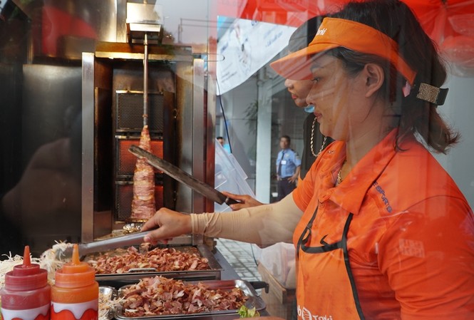Xe bánh mì Kebab của 3 mẹ con Hà Nội đắt khách tại thủ phủ thốt nốt Chị Phùng Thị Thanh Hằng, bà chủ làm bánh mì đầy tâm huyết