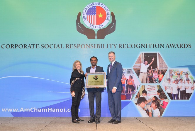 AmCham vinh danh các doanh nghiệp có hoạt động trách nhiệm xã hội nổi bật nhất Đại Sứ Hoa Kỳ tại Việt Nam, Ngài Daniel J. Kritenbrink, trao giải thưởng CSR cho Công ty P&G Việt Nam