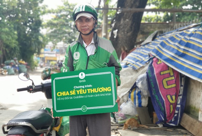 'Chia sẻ yêu thương: Món quà thiết thực, sẻ chia khó khăn cùng tài xế công nghệ Số tiền 5 triệu có thể không lớn với người khác, nhưng với anh Hiếu, đó là một sự hỗ trợ hết sức ý nghĩa cho cuộc sống chật vật của mình