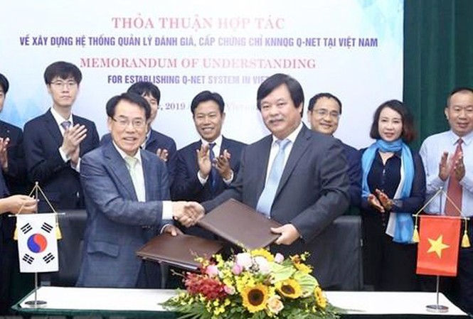 Việt - Hàn tăng cường hợp tác phát triển giáo dục nghề nghiệp Ông Nguyễn Hồng Minh (phải) - Tổng cục trưởng Tổng cục Giáo dục nghề nghiệp và ông Mu Jang Byun (trái) - Phó chủ tịch Cơ quan Phát triển nguồn nhân lực Hàn Quốc (HRD) ký kết thỏa thuận hợp tác.