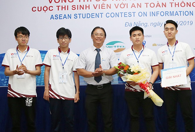ĐH Duy Tân vô địch 'Sinh viên với An toàn Thông tin ASEAN 2019' khu vực miền Trung Ban Tổ chức trao giải Nhất cho đội tuyển ISITDTU của ĐH Duy Tân