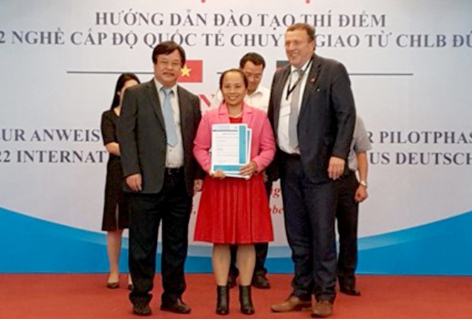 264 giảng viên Việt đủ điều kiện dạy 22 nghề của Đức Lãnh đạo Tổng cục Giáo dục Nghề nghiệp trao Chứng chỉ cho các giáo viên đã được đào tạo tại Đức.