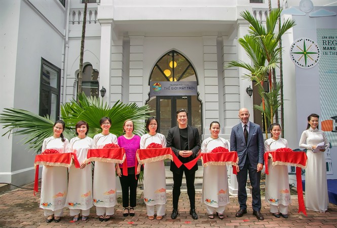 Ra mắt trường mầm non Little Em’s áp dụng phương pháp Reggio Emilia Ông Thanh Bùi (giữa), nhà sáng lập Embassy Education cắt băng khánh thành trường mầm non Little Em’s cùng Tiến sĩ Claudia Giudici, chủ tịch Reggio Children (Ý) và ông Dante Brandi, Tổng lãnh sự Ý tại Việt Nam