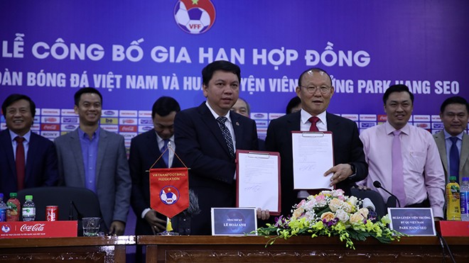 ‘Giải mật’ chuyện Vingroup trả lương cho HLV Park Hang Seo TTK VFF Lê Hoài Anh (trái) và HLV Park Hang Seo trong lễ ký kết gia hạn hợp đồng. Ảnh: Hoàng Linh