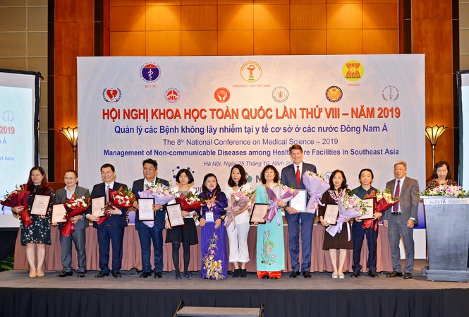 Bayer đồng hành cùng Ngày An toàn cho Bệnh nhân lần đầu tiên năm 2019 PGS.TS. Nguyễn Thị Xuyên, Chủ tịch Tổng hội Y học Việt Nam và PGS. TS. Nguyễn Trường Sơn, Thứ trưởng Bộ Y tế tặng hoa và chứng nhận cho các nhà tài trợ