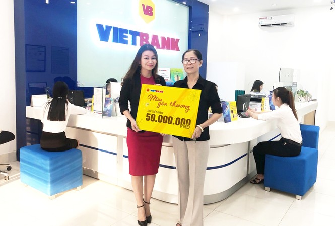 Khách hàng đầu tiên may mắn trúng 50 triệu đồng tại Vietbank Bà Võ Thị Ngọc Ba – Phó Giám đốc Phòng giao dịch Kế Sách của Vietbank trao giải thưởng cho khách hàng Lâm Ngọc Yến trúng giải Nhất 50 triệu đồng.