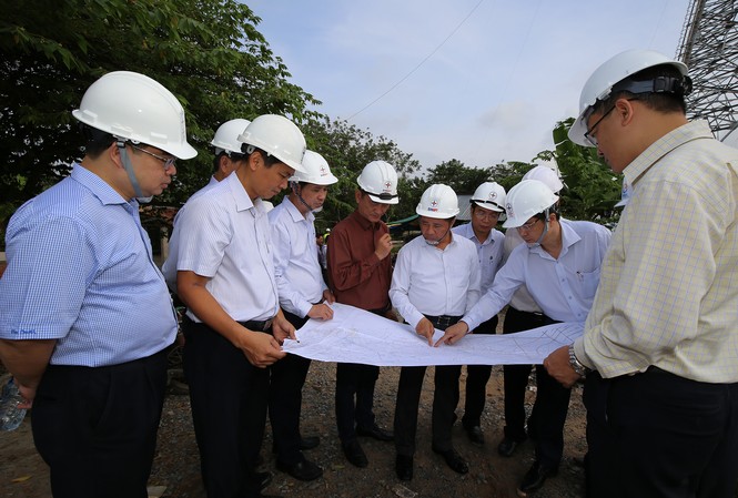 Đường dây 500 kV Sông Hậu - Đức Hòa trên đường về đích 1. Ông Đặng Phan Tường - Chủ tịch HĐTV EVNNPT kiểm tra tiến độ thi công 2 vị trí cột 05, 06 vượt sông Hậu của đường dây 500 kV Sông Hậu - Đức Hòa