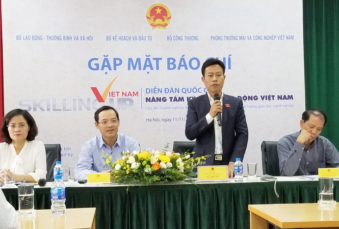 Lần đâu tiên có Diễn đàn Nâng tầm kỹ năng lao động Việt Thứ trưởng LĐ-TB&XH Lê Quân (đứng) thôn tin về Diễn đàn quốc gia Nâng tầm kỹ năng lao động Việt Nam (Skilling up).