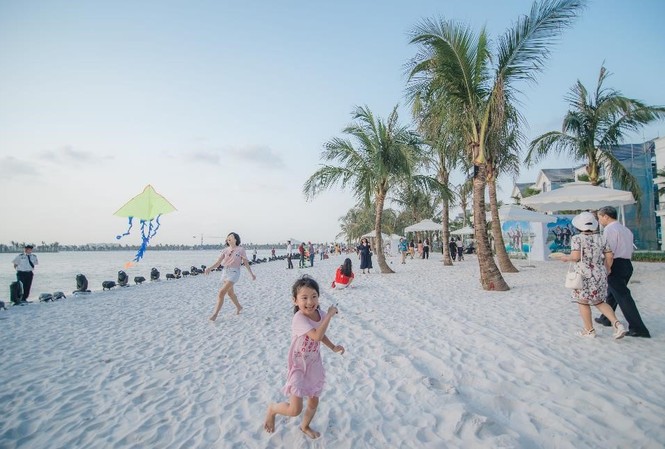 Vinhomes Ocean Park thay da đổi thịt sau 1 năm ra mắt Bờ hồ Ngọc Trai – Vinhomes Ocean Park được kỳ công tạo nên từ hàng chục tấn cát vận chuyển từ Nha Trang ra Hà Nội.