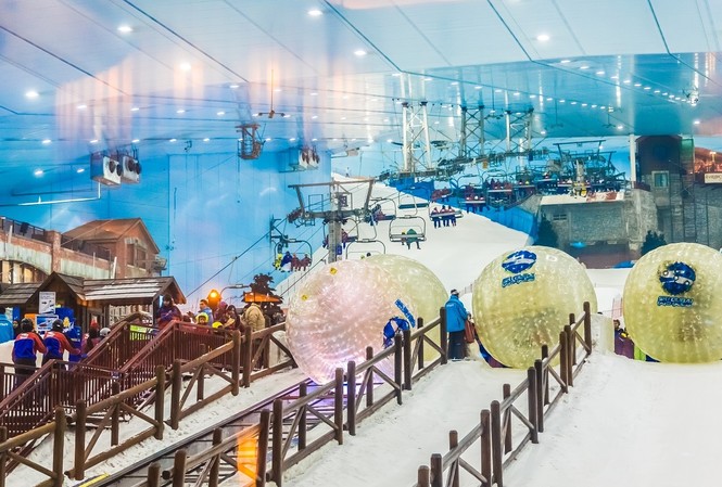 Ski Ninh Chữ Bay: Trải nghiệm không quên tại tổ hợp giải trí tuyết top 3 thế giới Ski Dubai mở ra những trải nghiệm tuyết kỳ thú, với nền nhiệt trung bình âm 1 độ C