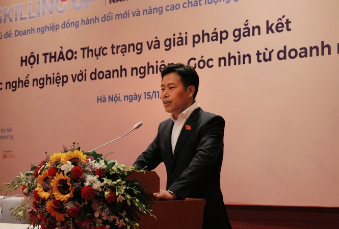Doanh nghiệp bắt tay trường nghề giải bài toán nhân lực Nhấn mạnh sự thay đổi của giáo dục nghề nghiệp, Thứ trưởng LĐ-TB&XH Lê Quân cho rằng, trường nghề muốn đổi mới chỉ có nhờ doanh nghiệp.