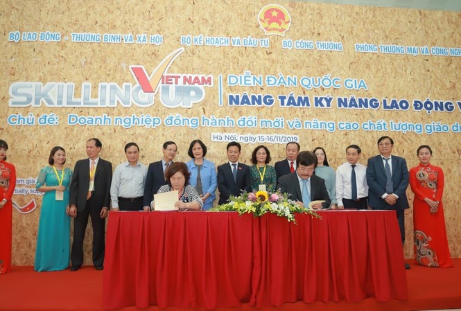 Thủ tướng cùng các tập đoàn tư nhân lớn tại diễn đàn Nâng tầm kỹ năng lao động Việt Nam Nghi thức thể hiện sự cam kết của Nhà nước, doanh nghiệp, nhà trường trong công cuộc nâng tầm kỹ năng lao động Việt Nam