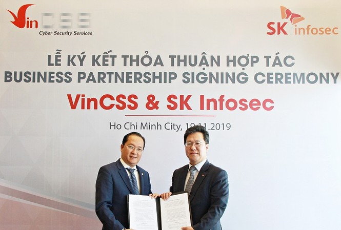 VinCSS ký thỏa thuận hợp tác an ninh mạng với SK Infosec Tổng Giám đốc Công ty VinCSS, ông Đỗ Ngọc Duy Trác (bên trái) và ông Lee YongHwan, CEO của SK Infosec tại Lễ ký kết hợp tác sáng nay.