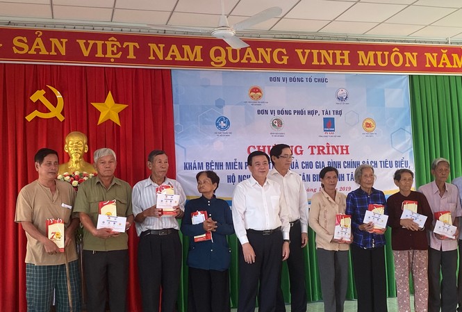 PV GAS hỗ trợ đoàn khám chữa bệnh từ thiện tại Tây Ninh Đồng chí Nguyễn Xuân Thắng, Bí thư Trung ương Đảng, Giám đốc Học viện Chính trị Quốc gia Hồ Chí Minh và đồng chí Phạm Viết Thanh, Bí thư Tỉnh ủy Tây Ninh tặng quà cho các gia đình chính sách