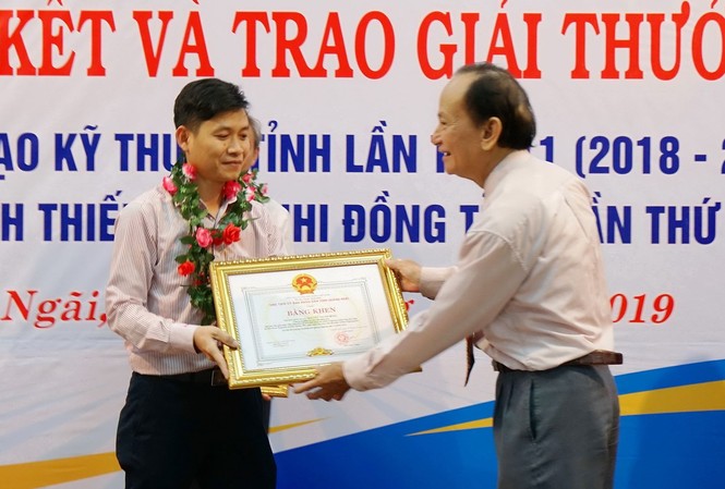 BSR đạt 8 giải thưởng tại Hội thi Sáng tạo Kỹ thuật Quảng Ngãi Nguyễn Thành Bông thay mặt nhóm tác giả nhận giải Nhì và Bằng khen của UBND tỉnh Quảng Ngãi
