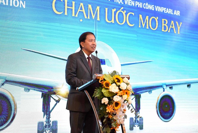 Vinpearl Air khai giảng khóa đào tạo phi công đầu tiên Tổng giám đốc Vinpearl Air Phan Xuân Đức với bài phát biểu truyền cảm hứng cho những học viên khóa đào tạo phi công đầu tiên