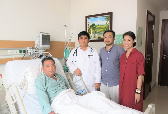 Cứu bệnh nhân nhồi máu cơ tim cấp khỏi 'cửa tử' trong thời gian ngắn kỷ lục Ths.Bs Phạm Thành Văn (áo blouse trắng) chia sẻ niềm vui hồi phục với bệnh nhân Nguyễn Đức Hòa và gia đình