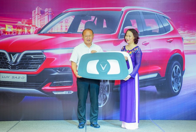 VinFast tặng xe Lux SA2.0 phiên bản cao cấp cho HLV Park Hang-seo HLV Park Hang-seo nhận chìa khóa tượng trưng chiếc xe VinFast Lux SA2.0 từ bà Hoàng Bạch Dương – Giám đốc chi nhánh TP.HCM Tập đoàn Vingroup