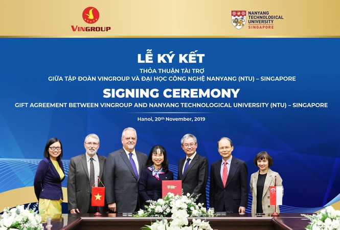 Vingroup tài trợ 5 triệu đô la Singapore cấp học bổng cho người Việt TS.Lê Mai Lan, Phó Chủ tịch Tập đoàn Vingroup, Chủ tịch Dự án Đại học VinUni và GS. Ling San, Hiệu trưởng NTU trao thỏa thuận tài trợ cấp học bổng cho thạc sĩ, tiến sĩ người Việt tại ĐH Công nghệ Nanyang