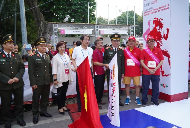 Vietjet cùng máy bay Amy chạy tiếp sức tại giải Kizuna Ekiden 2019 Phó Tổng giám đốc Vietjet Đỗ Xuân Quang trao giải thưởng 4 vé khứ hồi quốc tế cho đội vô địch nội dung Ekiden 2019