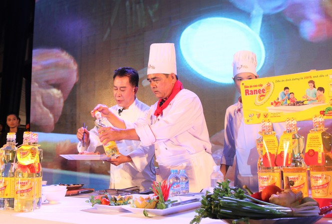 Bí quyết của vị ngon tinh tế - câu chuyện đầy bất ngờ của sự sáng tạo Show diễn độc đáo của Vua đầu bếp Martin Yan và đầu bếp KS Đông Xuyên La Minh Tâm cùng Ranee