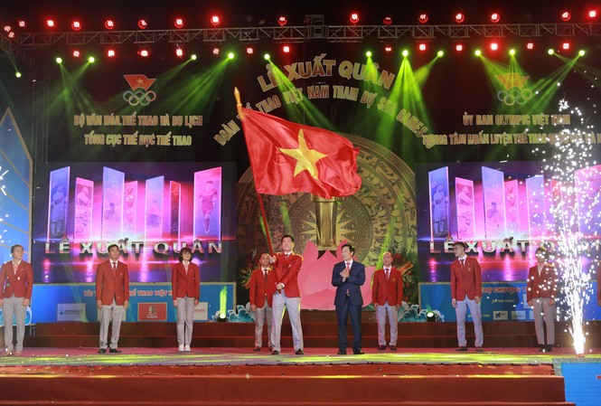 10 VĐV đầu tiên giành huy chương Vàng tại SEA Games 30 được thưởng nóng Nghi thức trao cờ tổ quốc cho đoàn thể thao Việt Nam trong lễ xuất quân