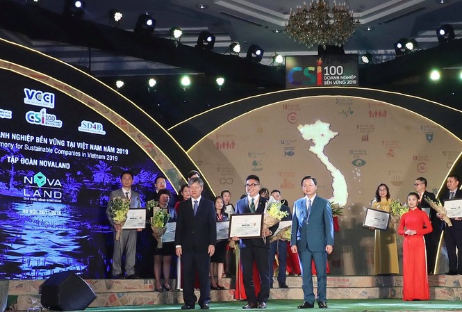 Tập đoàn Novaland được vinh danh ‘top 10 doanh nghiệp bền vững 2019’ Đại diện Tập đoàn Novaland vinh dự nhận giải thưởng