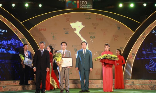 Nestlé Việt Nam liên tiếp lọt Top 10 Doanh nghiệp bền vững Việt Nam Ông Trần Hồng Hà, Bộ trưởng Tài nguyên và Môi trường và ông Võ Tân Thành, Phó Chủ tịch Phòng Thương mại và Công nghiệp Việt Nam, trao chứng nhận Top 10 doanh nghiệp bền vững năm 2019 lĩnh vực sản xuất cho