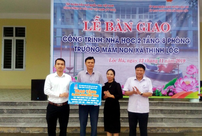 PV GAS tham gia tài trợ xây dựng công trình Trường Mầm non Hà Tĩnh Đại diện PV GAS trao chứng nhận tài trợ 3 tỷ đồng xây dựng Trường Mầm non Thịnh Lộc