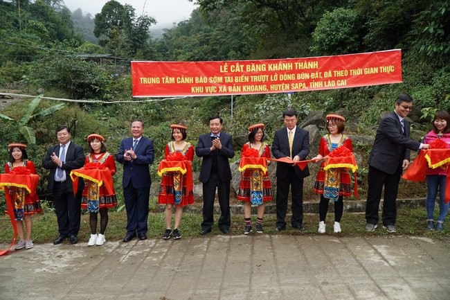 VNPT tài trợ đường truyền kết nối trạm cảnh báo sớm trượt lở tại Lào Cai Lễ cắt băng khánh thành Trung tâm Cảnh báo sớm tai biến trượt lở.