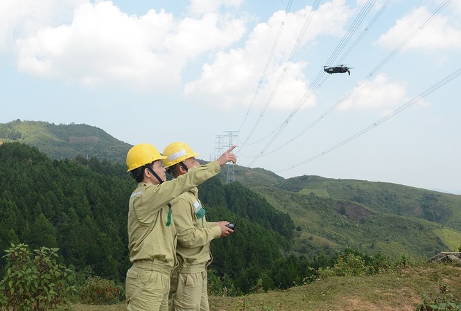 EVNNPT và mục tiêu 'top 10' châu Á về lĩnh vực truyền tải điện Công nhân PTC1 dùng flycam kiểm tra tuyến đường dây trên đỉnh đèo Pha Đin