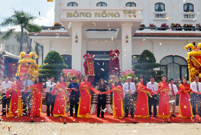 Công ty CP Du lịch Đồng Tháp Kỷ niệm 5 năm tái cấu trúc và khánh thành Khách sạn Các đại biểu cắt băng khánh thành Khách sạn Bông Hồng