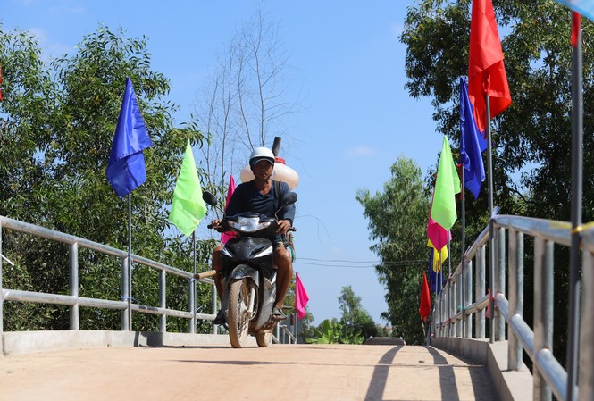 VWS hỗ trợ xây cầu giao thông nông thôn ở Long An Người dân xã Mỹ Thạnh không còn vất vã mỗi khi đi qua kênh Mương Ngang nữa
