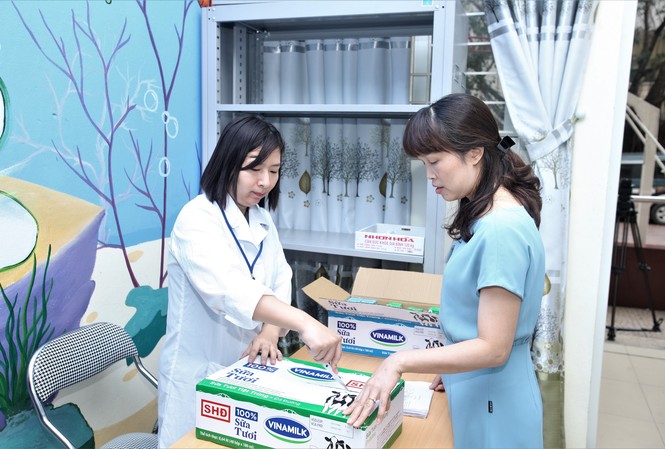 Nỗ lực thầm lặng của thầy cô vì niềm vui uống sữa của học sinh Sữa được giáo viên trực tiếp đứng lớp, cán bộ y tế và nhân sự quản lý của nhà trường cùng kiểm tra kỹ về tình trạng bao bì, hạn sử dụng…
