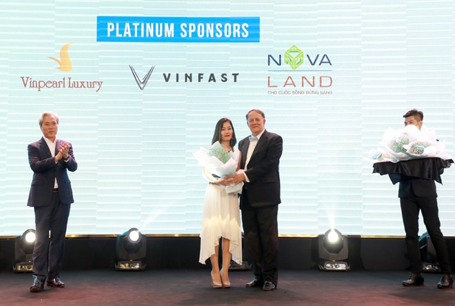 Tập đoàn Novaland 'góp yêu thương nối liền sự sống' Đại diện Tập đoàn Novaland nhận hoa tri ân cho Nhà tài trợ Bạch Kim trong chương trình.
