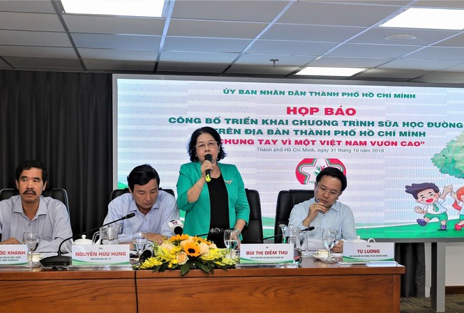TP.HCM chính thức khởi động Chương trình Sữa học đường từ tháng 11/2019 Họp báo công bố triển khai chương trình "Sữa học đường" trên địa bàn TP.Hồ Chí Minh
với chủ đề "Chung tay vì một Việt Nam vươn cao".