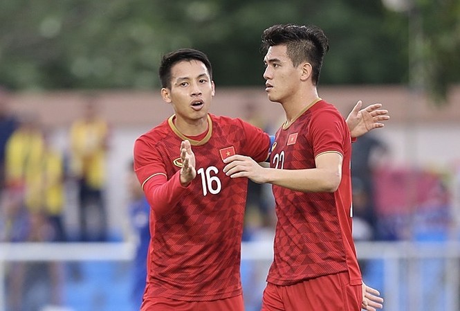 Cựu hậu vệ Thái Lan: 'Việt Nam mạnh vì có cầu thủ trên 22 tuổi' Hùng Dũng (trái) là một trong những cầu thủ trên 22 tuổi của Việt Nam tại SEA Games. Ảnh: Lâm Đồng.