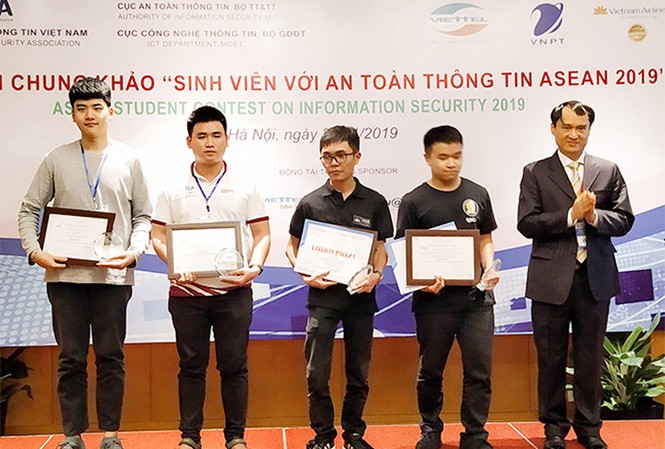 ĐH Duy Tân đoạt giải Ba cuộc thi Sinh viên với An toàn Thông tin ASEAN 2019 Sinh viên Thái Trường Duy (thứ 2 từ trái sang) đại diện đội tuyển ISITDTU
của ĐH Duy Tân nhận giải Ba