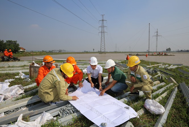 Đường dây 500kV Thường Tín – Tây Hà Nội: Chờ gỡ nút thắt giải phóng mặt bằng Cán bộ kỹ thuật của NPMB cùng đại diện đơn vị thi công và tư vấn phối hợp kiểm tra việc dựng cột