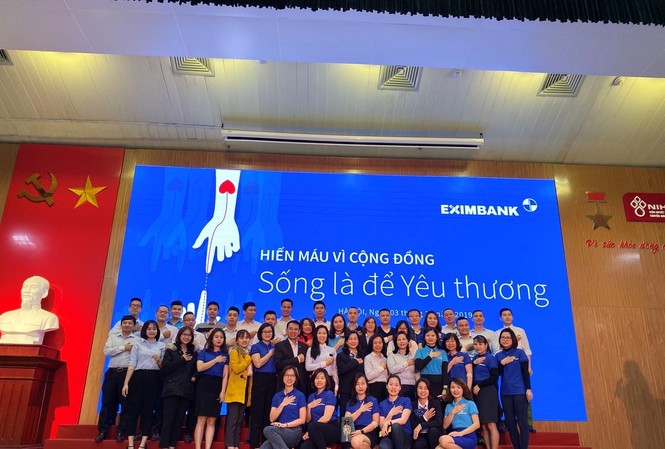 Eximbank tổ chức ngày hội hiến máu vì cộng đồng 2019 Đại diện Viện Huyết học & Truyền máu Trung ương chụp hình lưu niệm với đại diện Eximbank cùng CBNV