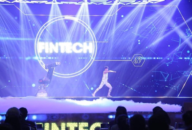 Đạo diễn Đặng Lê Minh Trí 'Techfest 2019 Hội tụ để tỏa sáng' Màn trình diễn Motion control robot được lập trình với công nghệ AI lần đầu tiên xuất hiện tại Việt Nam trong lễ khai mạc Techfest 2019