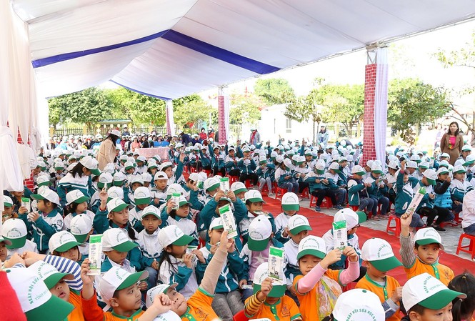 Chương trình sữa học đường ở Hà Nam: 130.000 trẻ, học sinh thụ hưởng Trẻ em và học sinh tiểu học ở Hà Nam trong ngày phát động chương trình SHD
