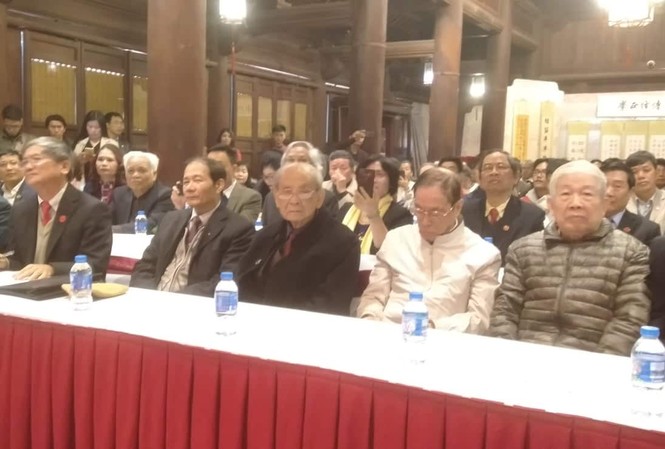 Cộng đồng họ Bùi Việt Nam: Vinh danh khuyến học, khuyến tài năm 2019 Hàng ghế đầu từ phải qua trái: Ông Bùi Ngọc Khôn – Chủ tịch HĐTL, GS. Bùi Đại, GS. Bùi Huy Phú, GS. Bùi Nghĩa, ông Hoàng Văn Be, TS. Bùi Quang Ngọc, Thiếu tướng Bùi Đăng Phiệt tại buổi lễ