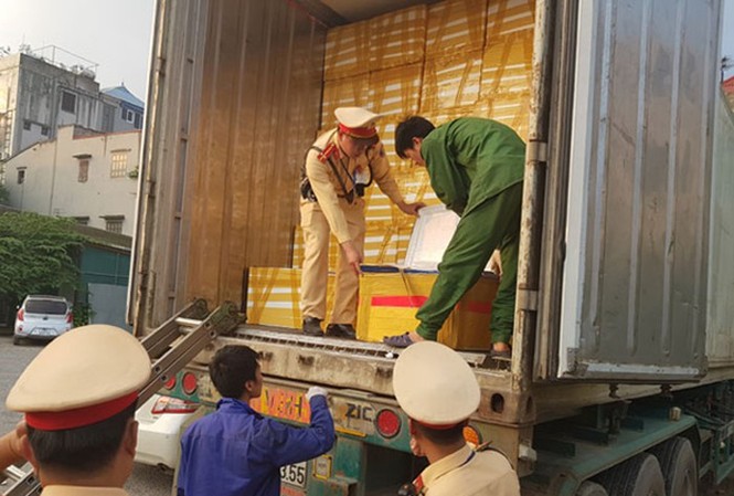 Siết chặt tình trạng vi phạm an toàn thực phẩm dịp cuối năm Đội Cảnh sát giao thông số 10, Phòng Cảnh sát giao thông CATP Hà Nội phối hợp với lực lượng chức năng bắt giữ xe Container chở 25 tấn nội tạng vào hồi tháng 8 vừa qua