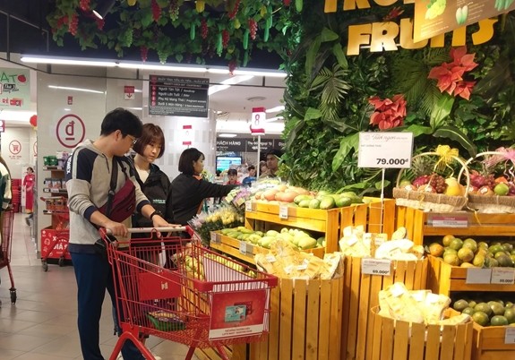 Quản lý an toàn thực phẩm hiệu quả trên địa bàn Thủ đô Người dân chọn mua hoa quả tại siêu thị Lotte (quận Ba Đình, TP Hà Nội).