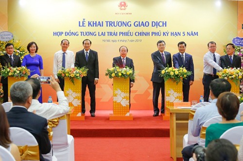 Thị trường trái phiếu chính phủ - 10 năm tăng trưởng ấn tượng Tháng 7/2019, sản phẩm hợp đồng tương lai TPCP đã chính thức được ra đời, bổ sung thêm công cụ phòng vệ rủi ro cho nhà đầu tư