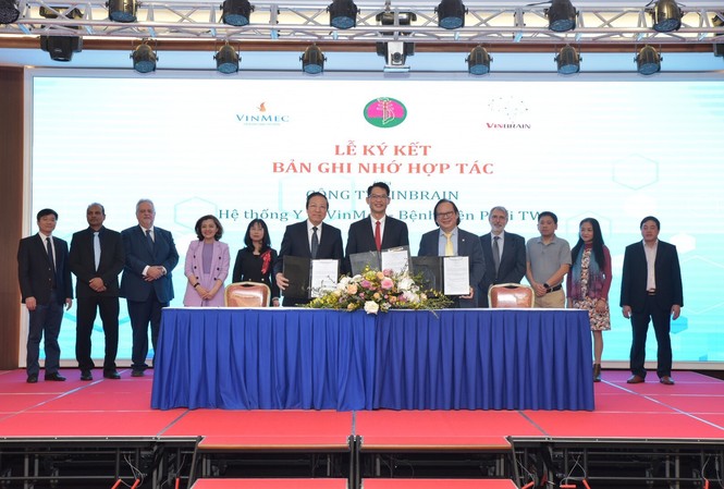 Ứng dụng “Trợ lý bác sĩ” sử dụng trí tuệ nhân tạo đầu tiên tại Việt Nam Đại diện lãnh đạo của VinBrain, Vinmec và Bệnh viện Phổi TƯ trao bản ghi nhớ hợp tác và triển khai ứng dụng “AI Trợ lý bác sĩ trong chẩn đoán hình ảnh”.